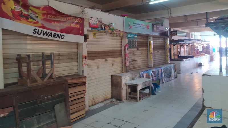 Empat hari setelah hari raya Lebaran Idul Fitri, aktivitas jual beli di pasar tradisional terpantau relatif masih sepi atau belum normal. (CNBC Indonesia/Martya Rizki)
