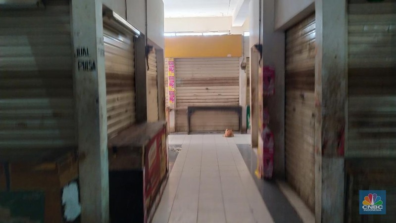 Empat hari setelah hari raya Lebaran Idul Fitri, aktivitas jual beli di pasar tradisional terpantau relatif masih sepi atau belum normal. (CNBC Indonesia/Martya Rizki)