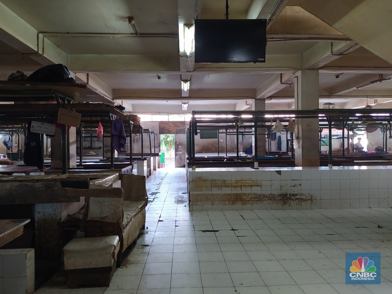 Empat hari setelah hari raya Lebaran Idul Fitri, aktivitas jual beli di pasar tradisional terpantau relatif masih sepi atau belum normal. (CNBC Indonesia/Martya Rizki) Empat hari setelah hari raya Lebaran Idul Fitri, aktivitas jual beli di pasar tradisional terpantau relatif masih sepi atau belum normal. (CNBC Indonesia/Martya Rizki)