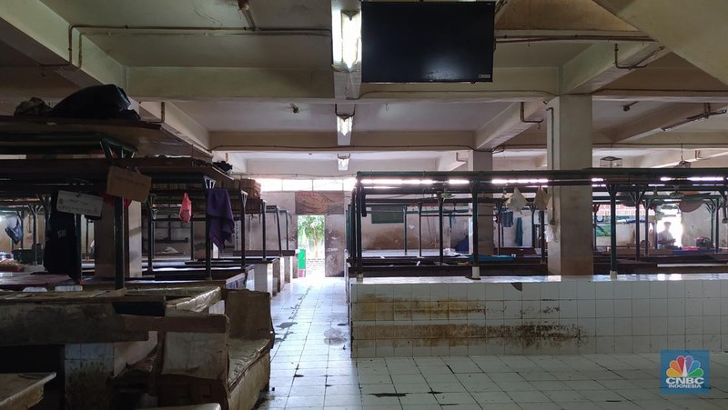 Empat hari setelah hari raya Lebaran Idul Fitri, aktivitas jual beli di pasar tradisional terpantau relatif masih sepi atau belum normal. (CNBC Indonesia/Martya Rizki)