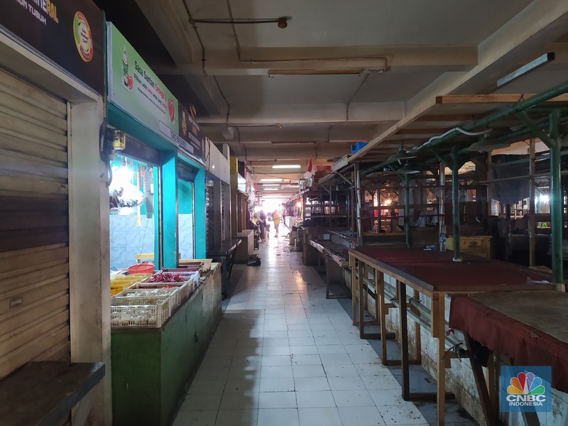 Empat hari setelah hari raya Lebaran Idul Fitri, aktivitas jual beli di pasar tradisional terpantau relatif masih sepi atau belum normal. (CNBC Indonesia/Martya Rizki) Empat hari setelah hari raya Lebaran Idul Fitri, aktivitas jual beli di pasar tradisional terpantau relatif masih sepi atau belum normal. (CNBC Indonesia/Martya Rizki)