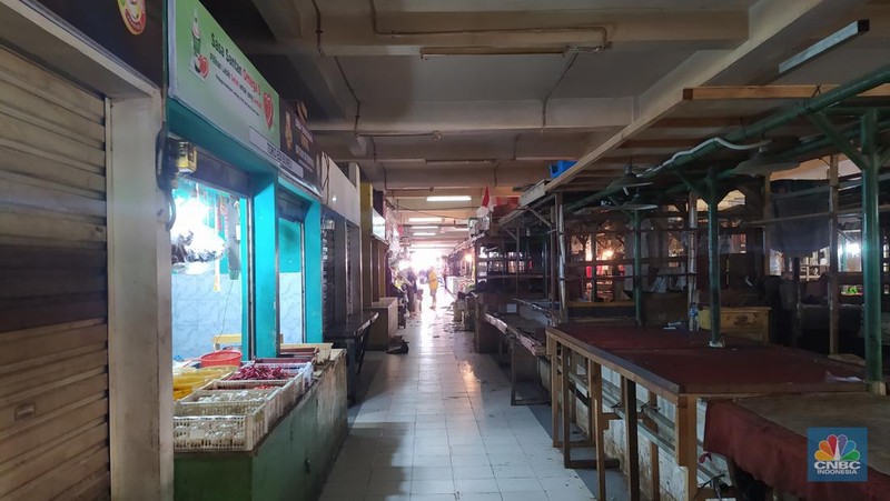 Empat hari setelah hari raya Lebaran Idul Fitri, aktivitas jual beli di pasar tradisional terpantau relatif masih sepi atau belum normal. (CNBC Indonesia/Martya Rizki)