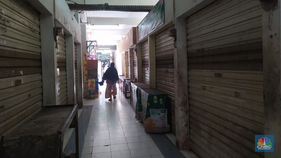 Empat hari setelah hari raya Lebaran Idul Fitri, aktivitas jual beli di pasar tradisional terpantau relatif masih sepi atau belum normal. (CNBC Indonesia/Martya Rizki)