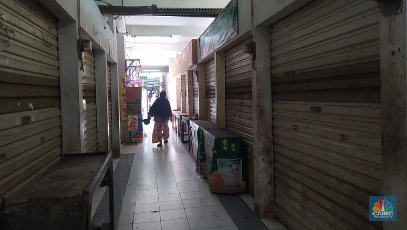 Empat hari setelah hari raya Lebaran Idul Fitri, aktivitas jual beli di pasar tradisional terpantau relatif masih sepi atau belum normal. (CNBC Indonesia/Martya Rizki)