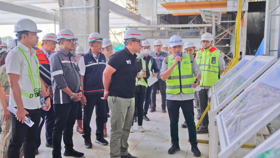 Hari pertama usai Cuti Bersama Idul Fitri 2023, Wakil Menteri II Kementerian BUMN Kartika Wirjoatmodjo langsung bergerak cepat untuk memastikan penyelesaian proyek Kereta Api Cepat Jakarta Bandung pada Rabu (26/4). (Dok. BUMN)