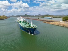 Foto: Kapal tanker gas milik Indonesia melewati Terusan Panama. (Dokumentasi Pertamina International Shipping)