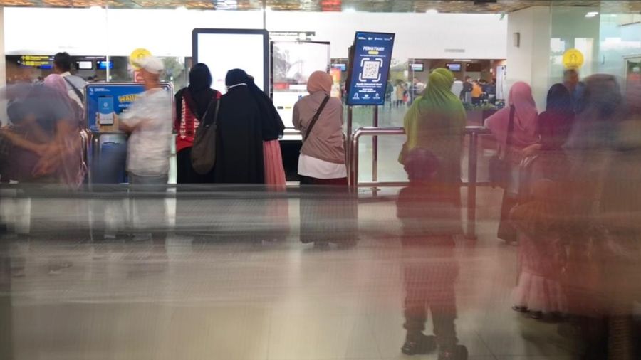 Memasuki H+1 puncak arus balik gelombang pertama, Bandara Internasional Supadio, Kabupaten Kubu Raya, Kalimantan Barat masih dipadati calon penumpang sejak Rabu (26/4/2023) pagi. (CNBC Indonesia/Rindi)