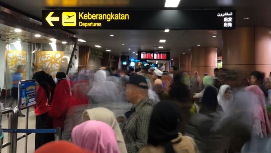 Memasuki H+1 puncak arus balik gelombang pertama, Bandara Internasional Supadio, Kabupaten Kubu Raya, Kalimantan Barat masih dipadati calon penumpang sejak Rabu (26/4/2023) pagi. (CNBC Indonesia/Rindi)