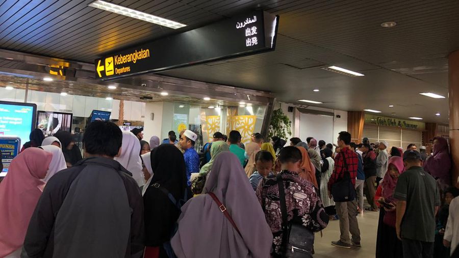 Memasuki H+1 puncak arus balik gelombang pertama, Bandara Internasional Supadio, Kabupaten Kubu Raya, Kalimantan Barat masih dipadati calon penumpang sejak Rabu (26/4/2023) pagi. (CNBC Indonesia/Rindi)
