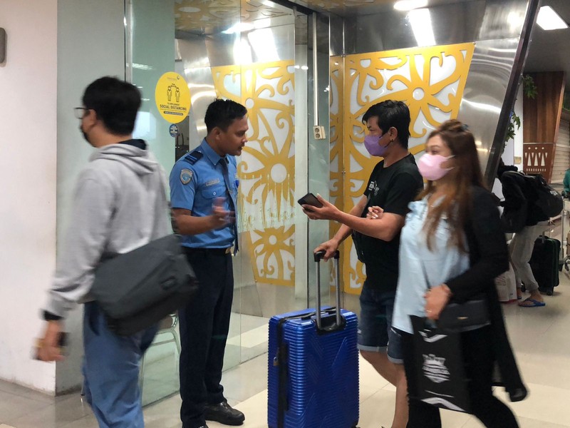 Memasuki H+1 puncak arus balik gelombang pertama, Bandara Internasional Supadio, Kabupaten Kubu Raya, Kalimantan Barat masih dipadati calon penumpang sejak Rabu (26/4/2023) pagi. (CNBC Indonesia/Rindi)