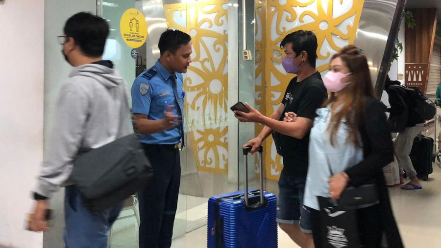 Memasuki H+1 puncak arus balik gelombang pertama, Bandara Internasional Supadio, Kabupaten Kubu Raya, Kalimantan Barat masih dipadati calon penumpang sejak Rabu (26/4/2023) pagi. (CNBC Indonesia/Rindi)