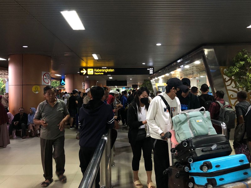 Memasuki H+1 puncak arus balik gelombang pertama, Bandara Internasional Supadio, Kabupaten Kubu Raya, Kalimantan Barat masih dipadati calon penumpang sejak Rabu (26/4/2023) pagi. (CNBC Indonesia/Rindi)
