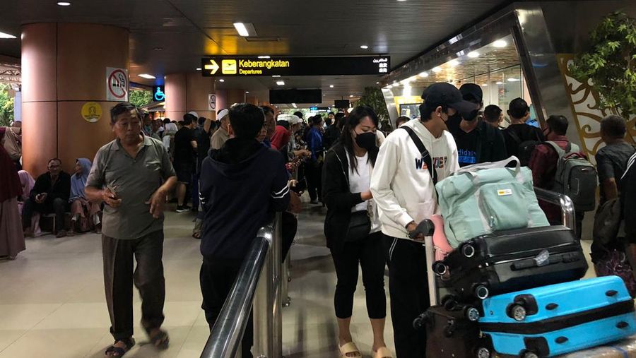 Memasuki H+1 puncak arus balik gelombang pertama, Bandara Internasional Supadio, Kabupaten Kubu Raya, Kalimantan Barat masih dipadati calon penumpang sejak Rabu (26/4/2023) pagi. (CNBC Indonesia/Rindi)