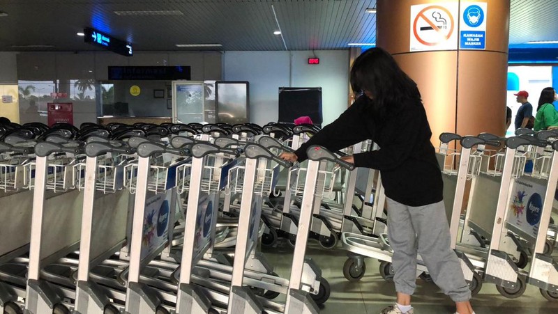 Memasuki H+1 puncak arus balik gelombang pertama, Bandara Internasional Supadio, Kabupaten Kubu Raya, Kalimantan Barat masih dipadati calon penumpang sejak Rabu (26/4/2023) pagi. (CNBC Indonesia/Rindi)