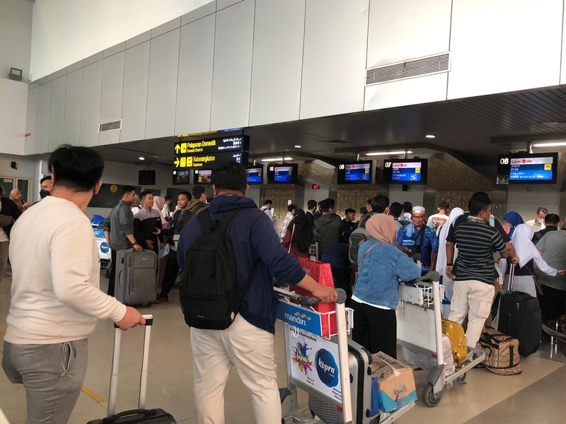 Memasuki H+1 puncak arus balik gelombang pertama, Bandara Internasional Supadio, Kabupaten Kubu Raya, Kalimantan Barat masih dipadati calon penumpang sejak Rabu (26/4/2023) pagi. (CNBC Indonesia/Rindi) Memasuki H+1 puncak arus balik gelombang pertama, Bandara Internasional Supadio, Kabupaten Kubu Raya, Kalimantan Barat masih dipadati calon penumpang sejak Rabu (26/4/2023) pagi. (CNBC Indonesia/Rindi)