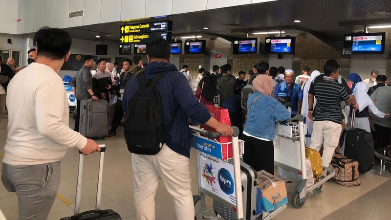 Memasuki H+1 puncak arus balik gelombang pertama, Bandara Internasional Supadio, Kabupaten Kubu Raya, Kalimantan Barat masih dipadati calon penumpang sejak Rabu (26/4/2023) pagi. (CNBC Indonesia/Rindi)