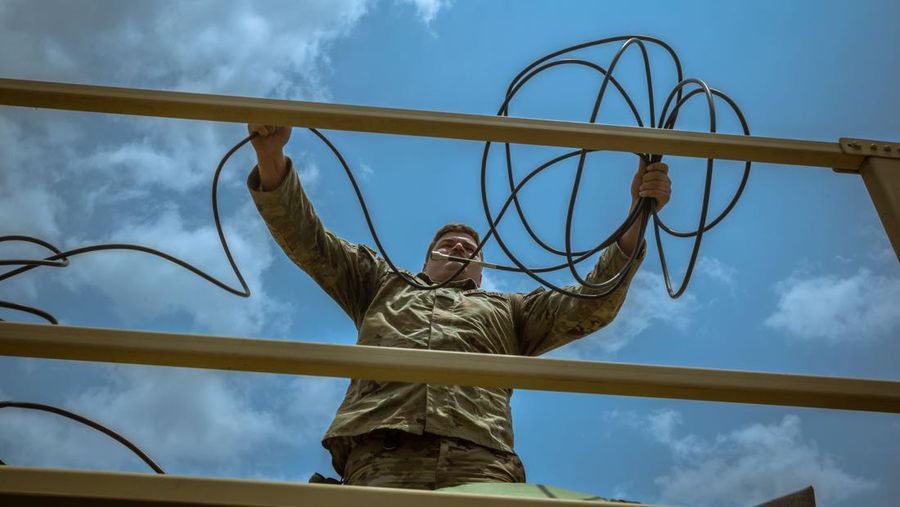 Militer Amerika Serikat mempersiapkan latihan tembakan langsung yang akan dipresentasikan kepada anggota media pada 25 April 2023 di Naval Education Training and Doctrine Command (NETDC) di San Antonio, Zambales, Filipina. Latihan tembak langsung adalah bagian dari latihan tahunan AS-Filipina yang disebut Balikatan, yang berarti 