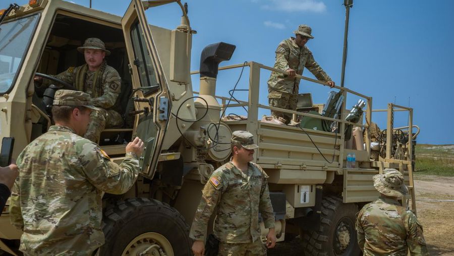 Militer Amerika Serikat mempersiapkan latihan tembakan langsung yang akan dipresentasikan kepada anggota media pada 25 April 2023 di Naval Education Training and Doctrine Command (NETDC) di San Antonio, Zambales, Filipina. Latihan tembak langsung adalah bagian dari latihan tahunan AS-Filipina yang disebut Balikatan, yang berarti 