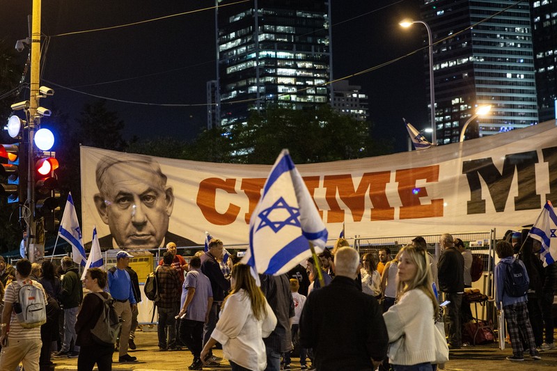 Demonstran menyalakan suar selama unjuk rasa di Tel Aviv untuk memprotes RUU perbaikan peradilan pemerintah Israel, saat negara itu memulai perayaan ulang tahun ke-75, pada 25 April 2023. Demonstran menyalakan suar selama unjuk rasa di Tel Aviv untuk memprotes RUU perbaikan peradilan pemerintah Israel, saat negara itu memulai perayaan ulang tahun ke-75, pada 25 April 2023. (JACK GUEZ/AFP via Getty Images)