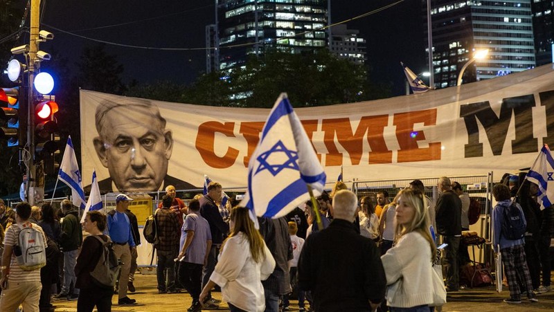 Demonstran menyalakan suar selama unjuk rasa di Tel Aviv untuk memprotes RUU perbaikan peradilan pemerintah Israel, saat negara itu memulai perayaan ulang tahun ke-75, pada 25 April 2023. (JACK GUEZ/AFP via Getty Images)