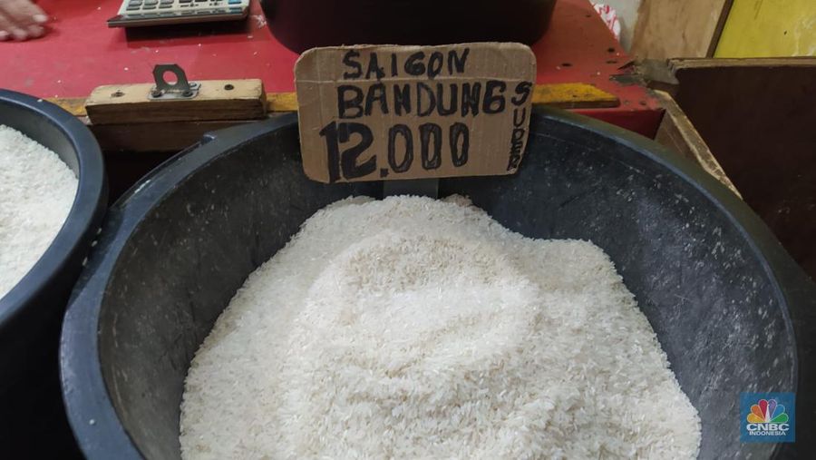 Pantauan harga sembako usai lebaran di pasar enjo jakarta timur. (CNBC Indonesia/Martyasari Rizki)