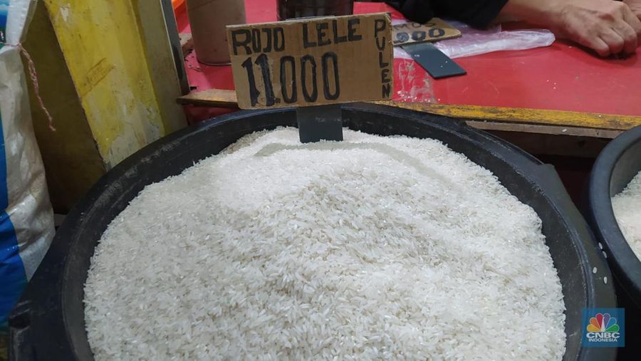 Pantauan harga sembako usai lebaran di pasar enjo jakarta timur. (CNBC Indonesia/Martyasari Rizki)