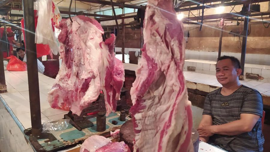 Pantauan harga sembako usai lebaran di pasar enjo jakarta timur. (CNBC Indonesia/Martyasari Rizki)