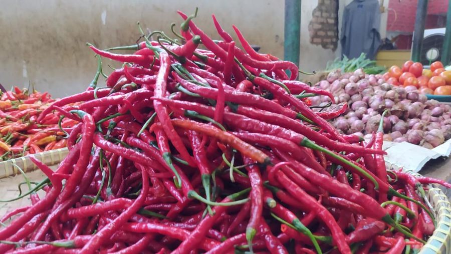 Pantauan harga sembako usai lebaran di pasar enjo jakarta timur. (CNBC Indonesia/Martyasari Rizki)