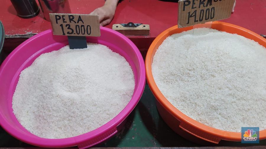 Pantauan harga sembako usai lebaran di pasar enjo jakarta timur. (CNBC Indonesia/Martyasari Rizki)