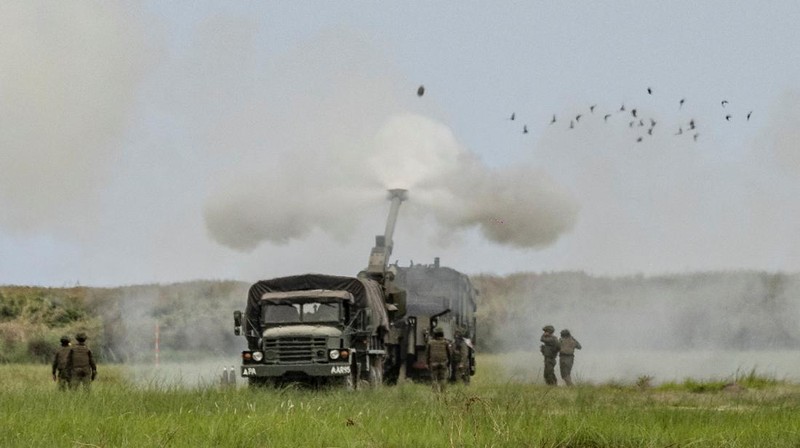 Militer Amerika Serikat mempersiapkan latihan tembakan langsung yang akan dipresentasikan kepada anggota media pada 25 April 2023 di Naval Education Training and Doctrine Command (NETDC) di San Antonio, Zambales, Filipina. Latihan tembak langsung adalah bagian dari latihan tahunan AS-Filipina yang disebut Balikatan, yang berarti 