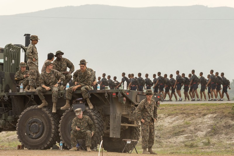 Militer Amerika Serikat mempersiapkan latihan tembakan langsung yang akan dipresentasikan kepada anggota media pada 25 April 2023 di Naval Education Training and Doctrine Command (NETDC) di San Antonio, Zambales, Filipina. Latihan tembak langsung adalah bagian dari latihan tahunan AS-Filipina yang disebut Balikatan, yang berarti 