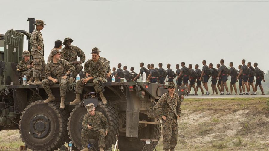 Pasukan A.S. melihat para kadet militer Filipina berlatih di pangkalan angkatan laut tempat latihan militer gabungan tahunan antara pasukan A.S. dan Filipina yang disebut 