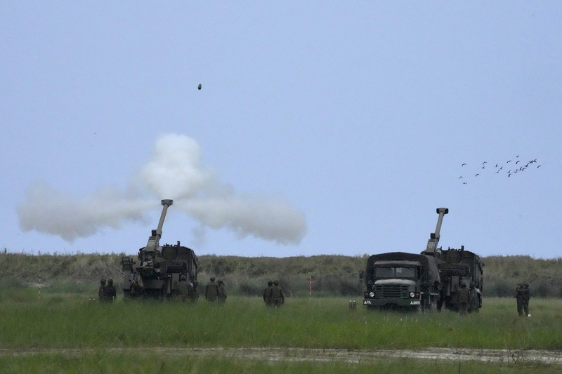 Militer Amerika Serikat mempersiapkan latihan tembakan langsung yang akan dipresentasikan kepada anggota media pada 25 April 2023 di Naval Education Training and Doctrine Command (NETDC) di San Antonio, Zambales, Filipina. Militer Amerika Serikat mempersiapkan latihan tembakan langsung yang akan dipresentasikan kepada anggota media pada 25 April 2023 di Naval Education Training and Doctrine Command (NETDC) di San Antonio, Zambales, Filipina. Latihan tembak langsung adalah bagian dari latihan tahunan AS-Filipina yang disebut Balikatan, yang berarti