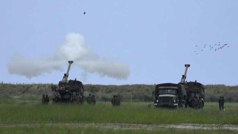 Militer Amerika Serikat mempersiapkan latihan tembakan langsung yang akan dipresentasikan kepada anggota media pada 25 April 2023 di Naval Education Training and Doctrine Command (NETDC) di San Antonio, Zambales, Filipina. Latihan tembak langsung adalah bagian dari latihan tahunan AS-Filipina yang disebut Balikatan, yang berarti 