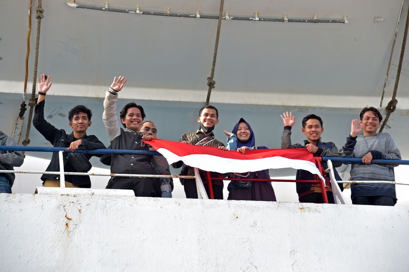 Sebuah kapal dengan 1.687 warga sipil dari lebih dari 50 negara yang melarikan diri dari kekerasan di Sudan, tiba di pangkalan angkatan laut Raja Faisal di Jeddah pada 26 April 2023 setelah operasi penyelamatan di tengah gencatan senjata yang ditengahi AS antara para jenderal yang bertikai di negara itu. Sebuah kapal dengan 1.687 warga sipil dari lebih dari 50 negara yang melarikan diri dari kekerasan di Sudan, tiba di pangkalan angkatan laut Raja Faisal di Jeddah pada 26 April 2023 setelah operasi penyelamatan di tengah gencatan senjata yang ditengahi AS antara para jenderal yang bertikai di negara itu. - Pertempuran pecah di Sudan pada 15 April antara pasukan yang setia kepada panglima militer Abdel Fattah al-Burhan dan wakilnya yang menjadi saingannya Mohamed Hamdan Daglo, yang memimpin Pasukan Dukungan Cepat (RSF) paramiliter yang kuat. (AMER HILABI/AFP via Getty Images)