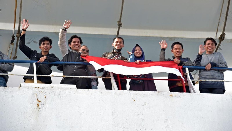 Sebuah kapal dengan 1.687 warga sipil dari lebih dari 50 negara yang melarikan diri dari kekerasan di Sudan, tiba di pangkalan angkatan laut Raja Faisal di Jeddah pada 26 April 2023 setelah operasi penyelamatan di tengah gencatan senjata yang ditengahi AS antara para jenderal yang bertikai di negara itu. - Pertempuran pecah di Sudan pada 15 April antara pasukan yang setia kepada panglima militer Abdel Fattah al-Burhan dan wakilnya yang menjadi saingannya Mohamed Hamdan Daglo, yang memimpin Pasukan Dukungan Cepat (RSF) paramiliter yang kuat. (AMER HILABI/AFP via Getty Images)