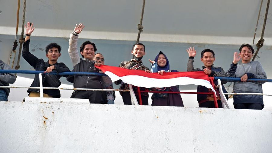 Pengungsi Indonesia tiba di pangkalan angkatan laut Raja Faisal di Jeddah pada 26 April 23 setelah operasi penyelamatan dari Sudan di tengah gencatan senjata yang ditengahi AS antara para jenderal yang bertikai di negara itu. (AMER HILABI/AFP via Getty Images)