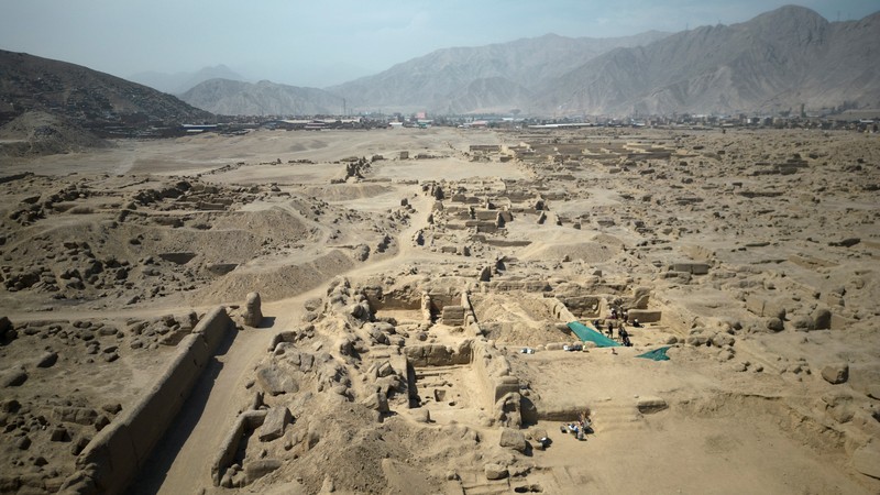 Archaeologists work at the archaeological complex of Cajamarquilla where pre-Inca mummies from 900 to 1200 years old were discovered,  in Lima, Peru April 24, 2023. REUTERS/Sebastian Castaneda