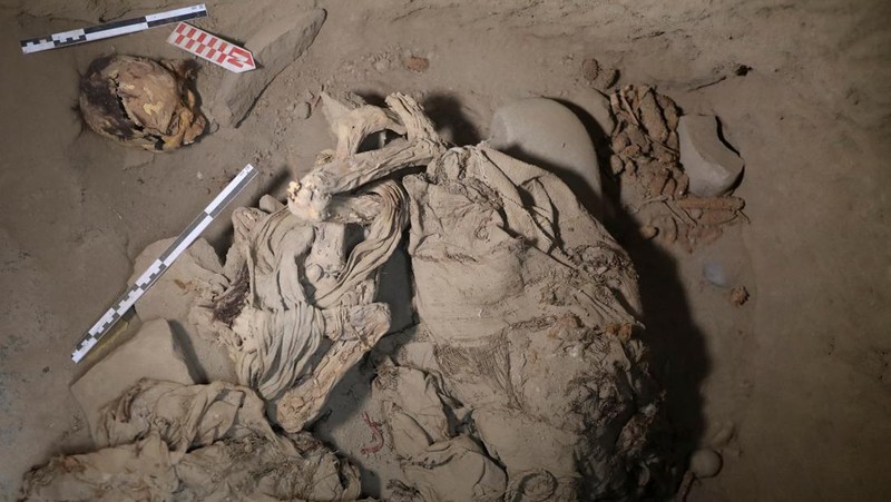 Archaeologists work at the archaeological complex of Cajamarquilla where pre-Inca mummies from 900 to 1200 years old were discovered,  in Lima, Peru April 24, 2023. REUTERS/Sebastian Castaneda