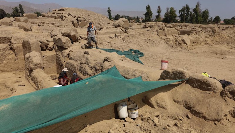 Archaeologists work at the archaeological complex of Cajamarquilla where pre-Inca mummies from 900 to 1200 years old were discovered,  in Lima, Peru April 24, 2023. REUTERS/Sebastian Castaneda