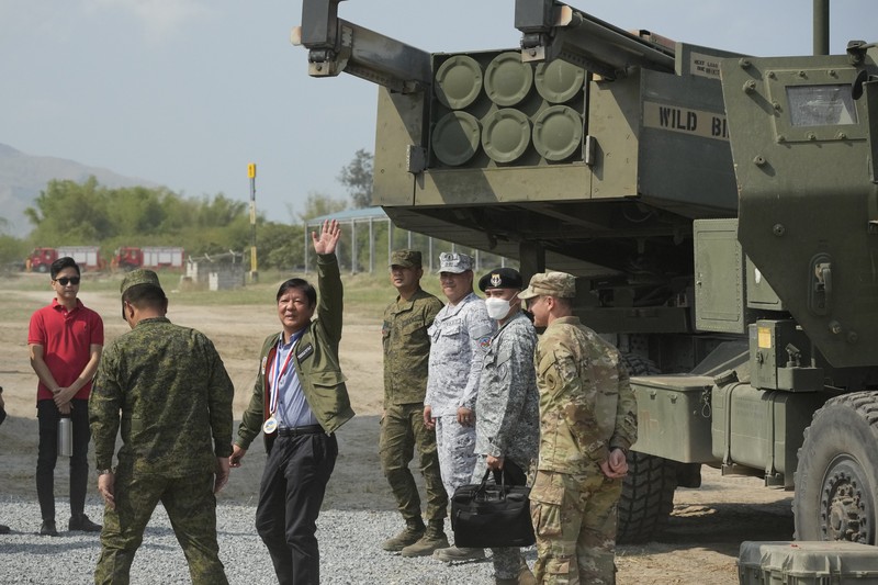 Militer Amerika Serikat mempersiapkan latihan tembakan langsung yang akan dipresentasikan kepada anggota media pada 25 April 2023 di Naval Education Training and Doctrine Command (NETDC) di San Antonio, Zambales, Filipina. Militer Amerika Serikat mempersiapkan latihan tembakan langsung yang akan dipresentasikan kepada anggota media pada 25 April 2023 di Naval Education Training and Doctrine Command (NETDC) di San Antonio, Zambales, Filipina. Latihan tembak langsung adalah bagian dari latihan tahunan AS-Filipina yang disebut Balikatan, yang berarti
