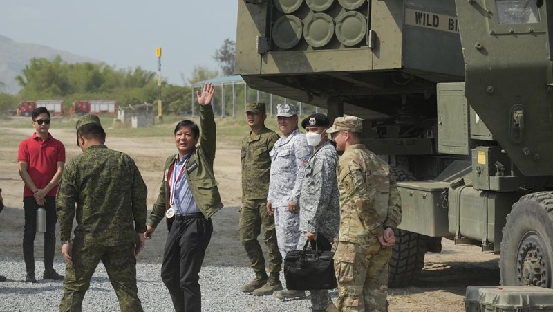 Militer Amerika Serikat mempersiapkan latihan tembakan langsung yang akan dipresentasikan kepada anggota media pada 25 April 2023 di Naval Education Training and Doctrine Command (NETDC) di San Antonio, Zambales, Filipina. Latihan tembak langsung adalah bagian dari latihan tahunan AS-Filipina yang disebut Balikatan, yang berarti 