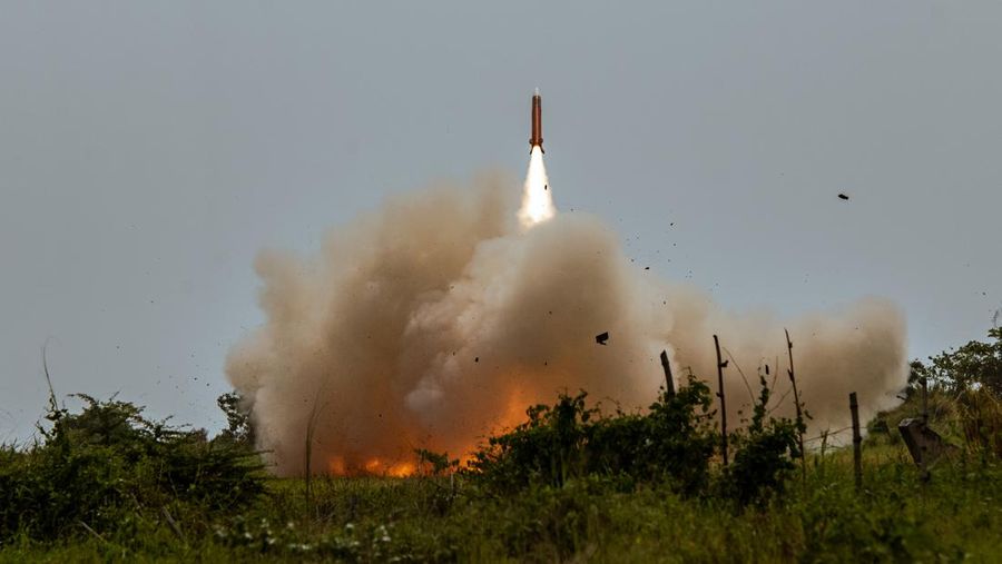 Rudal permukaan-ke-udara patriot ditembakkan oleh militer Amerika Serikat selama latihan kebakaran langsung yang dipresentasikan kepada anggota media pada 25 April 2023 di Komando Pelatihan dan Doktrin Pendidikan Angkatan Laut (NETDC) di San Antonio, Zambales, Filipina. Latihan tembak langsung adalah bagian dari latihan tahunan AS-Filipina yang disebut Balikatan, yang berarti 