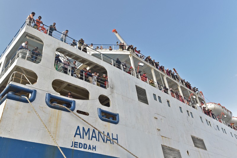 Sebuah kapal dengan 1.687 warga sipil dari lebih dari 50 negara yang melarikan diri dari kekerasan di Sudan, tiba di pangkalan angkatan laut Raja Faisal di Jeddah pada 26 April 2023 setelah operasi penyelamatan di tengah gencatan senjata yang ditengahi AS antara para jenderal yang bertikai di negara itu. Sebuah kapal dengan 1.687 warga sipil dari lebih dari 50 negara yang melarikan diri dari kekerasan di Sudan, tiba di pangkalan angkatan laut Raja Faisal di Jeddah pada 26 April 2023 setelah operasi penyelamatan di tengah gencatan senjata yang ditengahi AS antara para jenderal yang bertikai di negara itu. - Pertempuran pecah di Sudan pada 15 April antara pasukan yang setia kepada panglima militer Abdel Fattah al-Burhan dan wakilnya yang menjadi saingannya Mohamed Hamdan Daglo, yang memimpin Pasukan Dukungan Cepat (RSF) paramiliter yang kuat. (AMER HILABI/AFP via Getty Images)