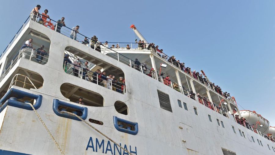 Sebuah kapal dengan 1.687 warga sipil dari lebih dari 50 negara yang melarikan diri dari kekerasan di Sudan, tiba di pangkalan angkatan laut Raja Faisal di Jeddah pada 26 April 2023 setelah operasi penyelamatan di tengah gencatan senjata yang ditengahi AS antara para jenderal yang bertikai di negara itu. - Pertempuran pecah di Sudan pada 15 April antara pasukan yang setia kepada panglima militer Abdel Fattah al-Burhan dan wakilnya yang menjadi saingannya Mohamed Hamdan Daglo, yang memimpin Pasukan Dukungan Cepat (RSF) paramiliter yang kuat. (AMER HILABI/AFP via Getty Images)