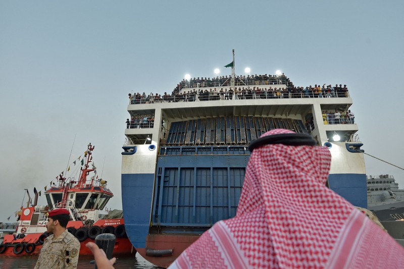 Sebuah kapal dengan 1.687 warga sipil dari lebih dari 50 negara yang melarikan diri dari kekerasan di Sudan, tiba di pangkalan angkatan laut Raja Faisal di Jeddah pada 26 April 2023 setelah operasi penyelamatan di tengah gencatan senjata yang ditengahi AS antara para jenderal yang bertikai di negara itu. Sebuah kapal dengan 1.687 warga sipil dari lebih dari 50 negara yang melarikan diri dari kekerasan di Sudan, tiba di pangkalan angkatan laut Raja Faisal di Jeddah pada 26 April 2023 setelah operasi penyelamatan di tengah gencatan senjata yang ditengahi AS antara para jenderal yang bertikai di negara itu. - Pertempuran pecah di Sudan pada 15 April antara pasukan yang setia kepada panglima militer Abdel Fattah al-Burhan dan wakilnya yang menjadi saingannya Mohamed Hamdan Daglo, yang memimpin Pasukan Dukungan Cepat (RSF) paramiliter yang kuat. (AMER HILABI/AFP via Getty Images)
