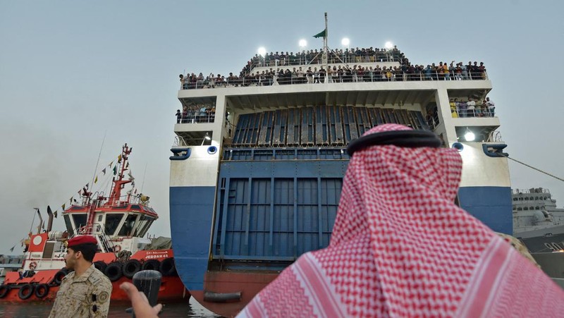 Sebuah kapal dengan 1.687 warga sipil dari lebih dari 50 negara yang melarikan diri dari kekerasan di Sudan, tiba di pangkalan angkatan laut Raja Faisal di Jeddah pada 26 April 2023 setelah operasi penyelamatan di tengah gencatan senjata yang ditengahi AS antara para jenderal yang bertikai di negara itu. - Pertempuran pecah di Sudan pada 15 April antara pasukan yang setia kepada panglima militer Abdel Fattah al-Burhan dan wakilnya yang menjadi saingannya Mohamed Hamdan Daglo, yang memimpin Pasukan Dukungan Cepat (RSF) paramiliter yang kuat. (AMER HILABI/AFP via Getty Images)