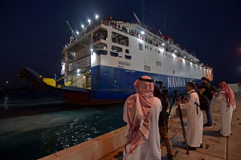 Sebuah kapal dengan 1.687 warga sipil dari lebih dari 50 negara yang melarikan diri dari kekerasan di Sudan, tiba di pangkalan angkatan laut Raja Faisal di Jeddah pada 26 April 2023 setelah operasi penyelamatan di tengah gencatan senjata yang ditengahi AS antara para jenderal yang bertikai di negara itu. - Pertempuran pecah di Sudan pada 15 April antara pasukan yang setia kepada panglima militer Abdel Fattah al-Burhan dan wakilnya yang menjadi saingannya Mohamed Hamdan Daglo, yang memimpin Pasukan Dukungan Cepat (RSF) paramiliter yang kuat. (AMER HILABI/AFP via Getty Images)