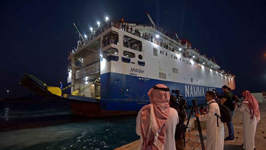 Sebuah kapal dengan 1.687 warga sipil dari lebih dari 50 negara yang melarikan diri dari kekerasan di Sudan, tiba di pangkalan angkatan laut Raja Faisal di Jeddah pada 26 April 2023 setelah operasi penyelamatan di tengah gencatan senjata yang ditengahi AS antara para jenderal yang bertikai di negara itu. - Pertempuran pecah di Sudan pada 15 April antara pasukan yang setia kepada panglima militer Abdel Fattah al-Burhan dan wakilnya yang menjadi saingannya Mohamed Hamdan Daglo, yang memimpin Pasukan Dukungan Cepat (RSF) paramiliter yang kuat. (AMER HILABI/AFP via Getty Images)