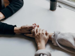 5 Perbedaan Simpati dan Empati Beserta Contoh Sikapnya